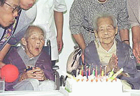 Kin Narita (L) and Gin Kainie (R) at age 107